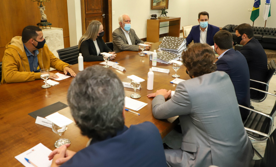 Governador Carlos Massa Ratinho Junior recebe projeto da ponte do Rio Ivai.  -  Curitiba, 04/10/2021  -  Foto: Ari Dias/ AEN.