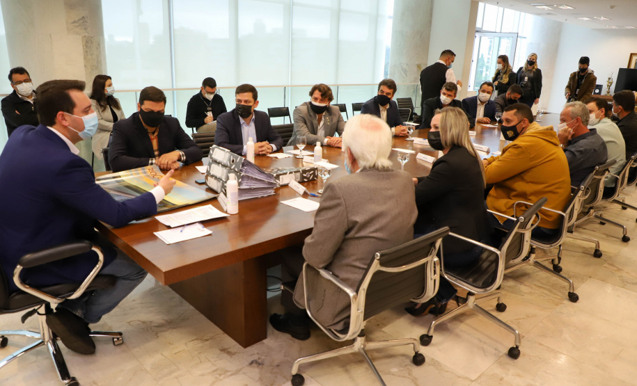 Governador Carlos Massa Ratinho Junior recebe projeto da ponte do Rio Ivai.  -  Curitiba, 04/10/2021  -  Foto: Ari Dias/ AEN.