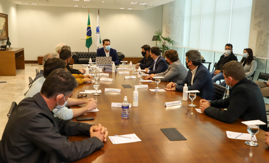 Governador Carlos Massa Ratinho Junior recebe projeto da ponte do Rio Ivai.  -  Curitiba, 04/10/2021  -  Foto: Ari Dias/ AEN.