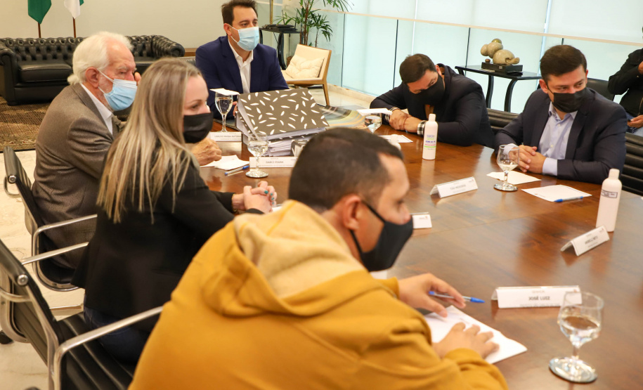 Governador Carlos Massa Ratinho Junior recebe projeto da ponte do Rio Ivai.  -  Curitiba, 04/10/2021  -  Foto: Ari Dias/ AEN.