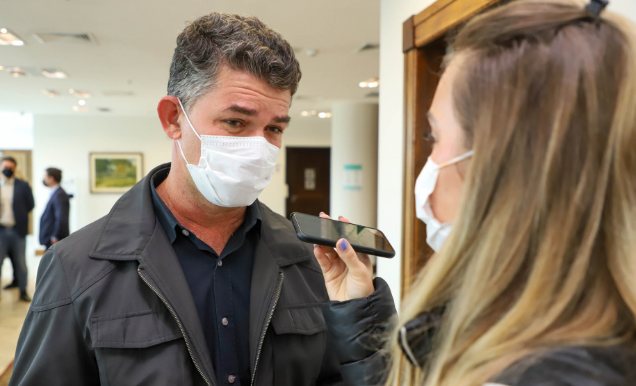 Governador Carlos Massa Ratinho Junior recebe projeto da ponte do Rio Ivai.  -  Curitiba, 04/10/2021  -  Foto: Ari Dias/ AEN.