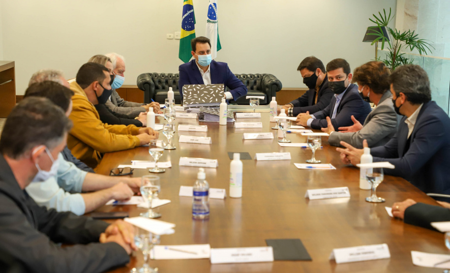 Governador Carlos Massa Ratinho Junior recebe projeto da ponte do Rio Ivai.  -  Curitiba, 04/10/2021  -  Foto: Ari Dias/ AEN.