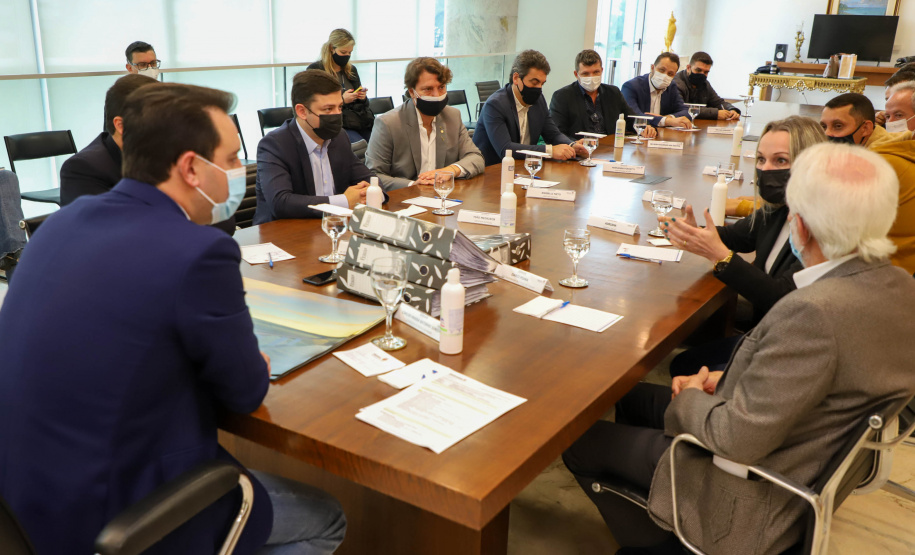 Governador Carlos Massa Ratinho Junior recebe projeto da ponte do Rio Ivai.  -  Curitiba, 04/10/2021  -  Foto: Ari Dias/ AEN.