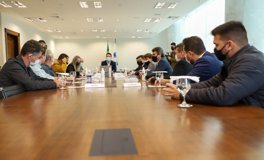 Governador Carlos Massa Ratinho Junior recebe projeto da ponte do Rio Ivai.  -  Curitiba, 04/10/2021  -  Foto: Ari Dias/ AEN.