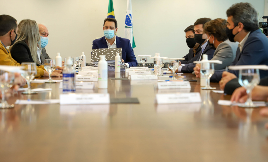 Governador Carlos Massa Ratinho Junior recebe projeto da ponte do Rio Ivai.  -  Curitiba, 04/10/2021  -  Foto: Ari Dias/ AEN.