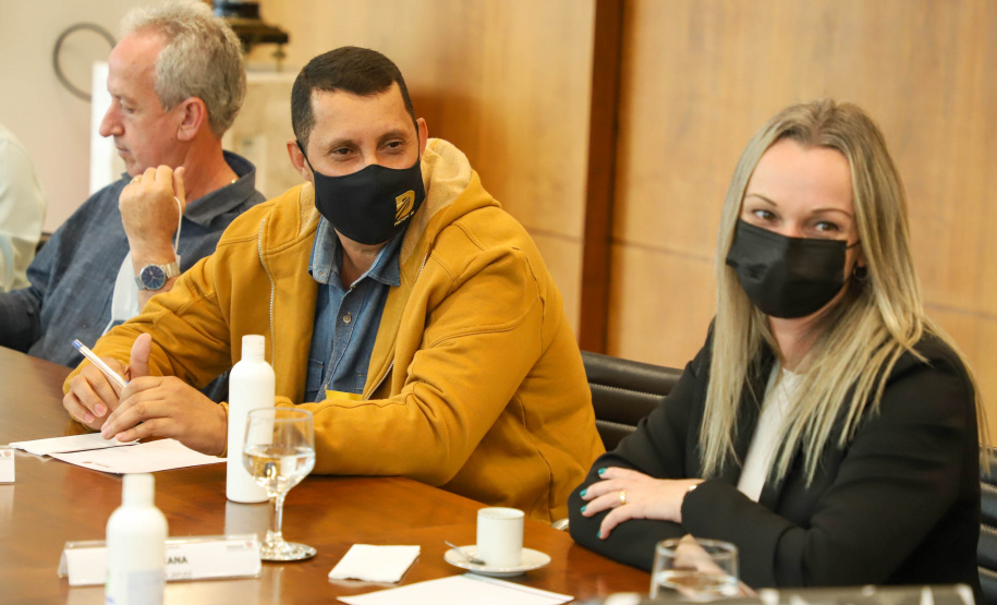 Governador Carlos Massa Ratinho Junior recebe projeto da ponte do Rio Ivai.  -  Curitiba, 04/10/2021  -  Foto: Ari Dias/ AEN.