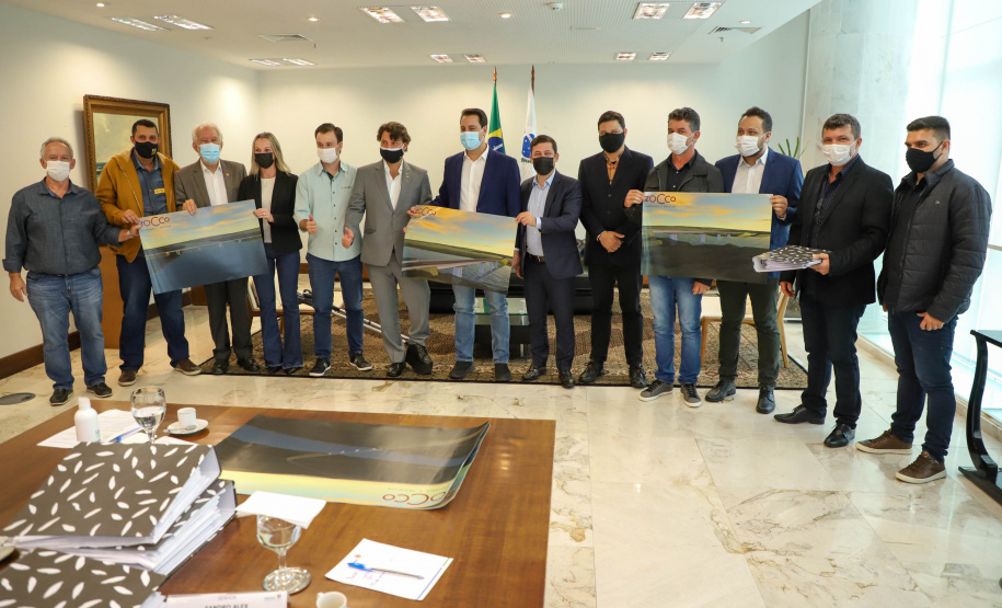 Governador Carlos Massa Ratinho Junior recebe projeto da ponte do Rio Ivai.  -  Curitiba, 04/10/2021  -  Foto: Ari Dias/ AEN.