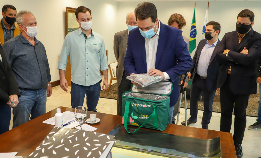 Governador Carlos Massa Ratinho Junior recebe projeto da ponte do Rio Ivai.  -  Curitiba, 04/10/2021  -  Foto: Ari Dias/ AEN.