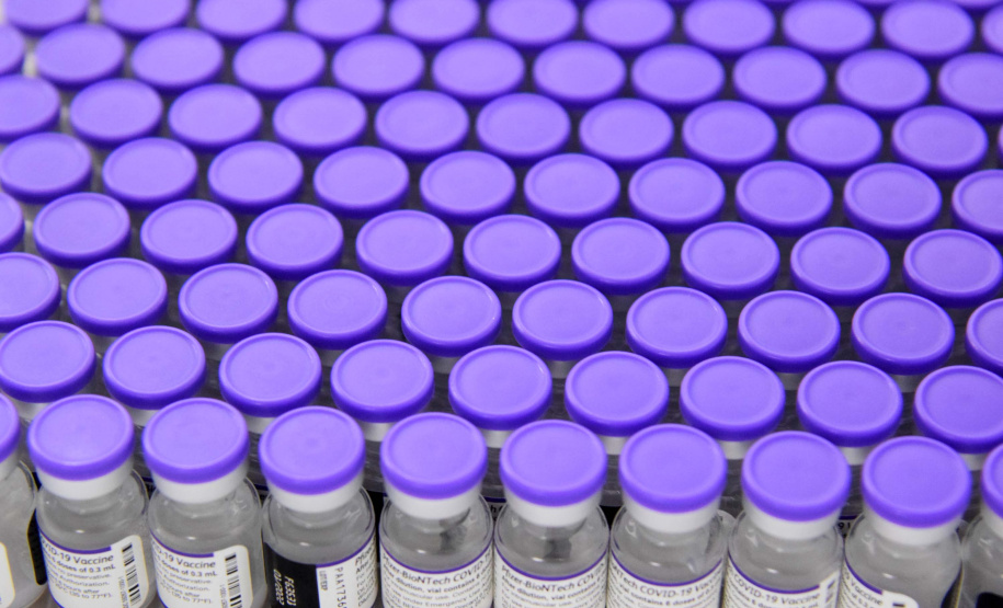 Saúde distribui primeiras vacinas para reforço de idosos acima de 60 anos e trabalhadores da saúde e anuncia chegada de novos lotes dos imunizantes . Foto: Américo Antonio/SESA