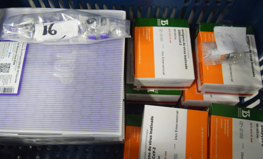 Saúde distribui primeiras vacinas para reforço de idosos acima de 60 anos e trabalhadores da saúde e anuncia chegada de novos lotes dos imunizantes . Foto: Américo Antonio/SESA