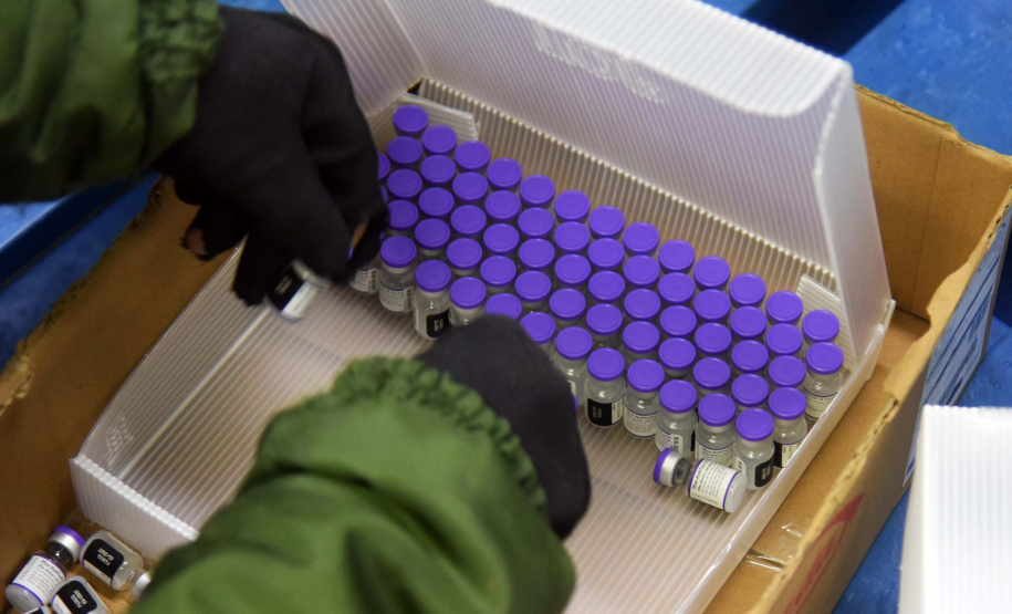 Saúde distribui primeiras vacinas para reforço de idosos acima de 60 anos e trabalhadores da saúde e anuncia chegada de novos lotes dos imunizantes . Foto: Américo Antonio/SESA