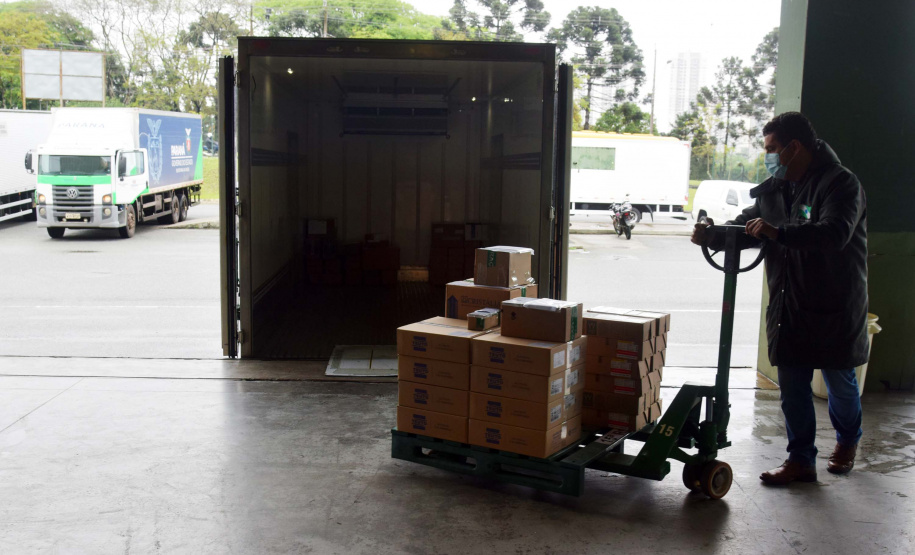 Saúde distribui primeiras vacinas para reforço de idosos acima de 60 anos e trabalhadores da saúde e anuncia chegada de novos lotes dos imunizantes . Foto: Américo Antonio/SESA