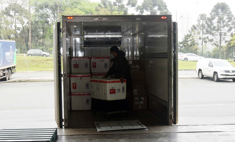 Saúde distribui primeiras vacinas para reforço de idosos acima de 60 anos e trabalhadores da saúde e anuncia chegada de novos lotes dos imunizantes . Foto: Américo Antonio/SESA