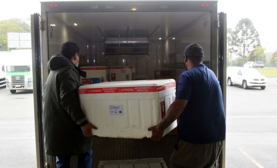 Saúde distribui primeiras vacinas para reforço de idosos acima de 60 anos e trabalhadores da saúde e anuncia chegada de novos lotes dos imunizantes . Foto: Américo Antonio/SESA