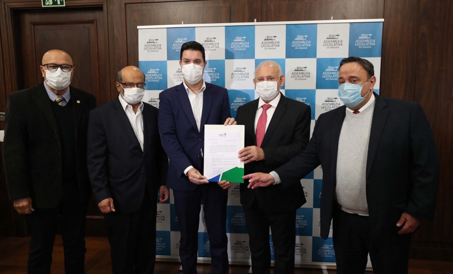 O Paraná terá um orçamento total em 2022 de R$ 54,6 bilhões. É o que prevê o Projeto de Lei Orçamentária Anual (PLOA), entregue nesta segunda-feira (04) à Assembleia Legislativa pelo chefe da Casa Civil do Governo do Estado, Guto Silva, e pelo secretário da Fazenda, Renê Garcia. Foto: Dálie Felberg/Alep