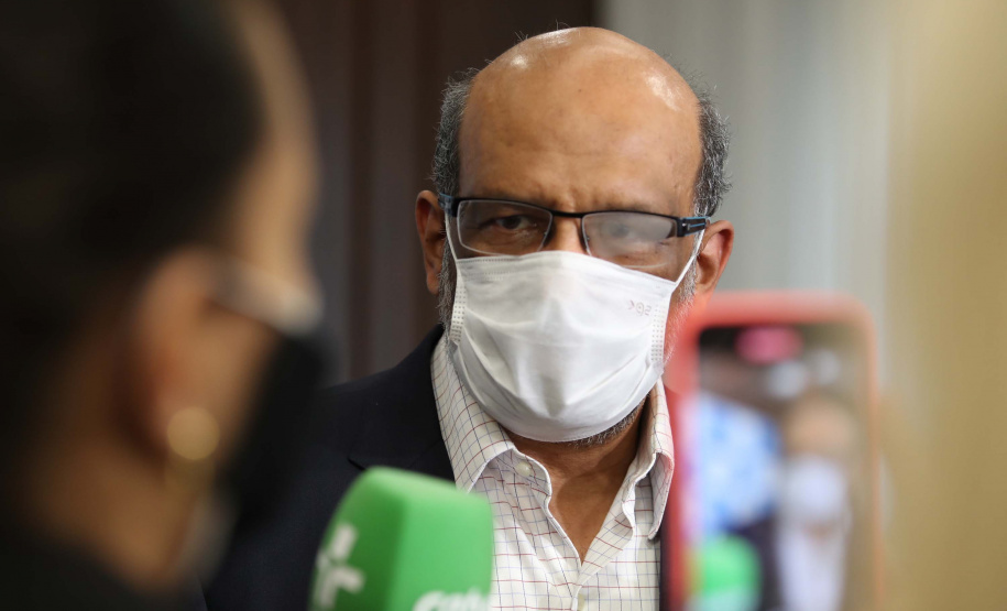 O Paraná terá um orçamento total em 2022 de R$ 54,6 bilhões. É o que prevê o Projeto de Lei Orçamentária Anual (PLOA), entregue nesta segunda-feira (04) à Assembleia Legislativa pelo chefe da Casa Civil do Governo do Estado, Guto Silva, e pelo secretário da Fazenda, Renê Garcia. Foto: Dálie Felberg/Alep