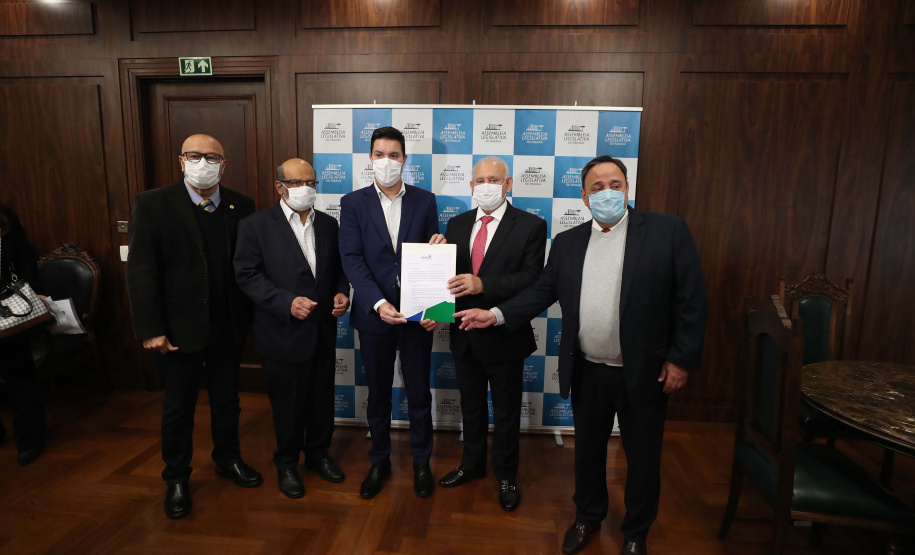 O Paraná terá um orçamento total em 2022 de R$ 54,6 bilhões. É o que prevê o Projeto de Lei Orçamentária Anual (PLOA), entregue nesta segunda-feira (04) à Assembleia Legislativa pelo chefe da Casa Civil do Governo do Estado, Guto Silva, e pelo secretário da Fazenda, Renê Garcia. Foto: Dálie Felberg/Alep