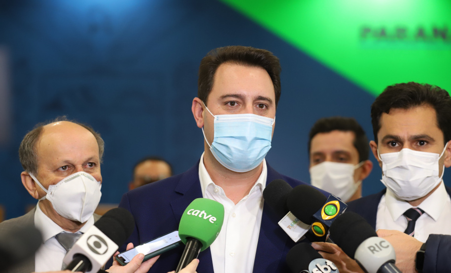 O governador Carlos Massa Ratinho Junior sanciona nesta segunda-feira (4) a lei que institui o homeschooling. O texto aprovado pela Assembleia Legislativa regulamenta o ensino domiciliar, sob o encargo dos pais ou responsáveis, com supervisão e avaliação periódica da aprendizagem por órgãos de ensino. A prática não é obrigatória. Os pais poderão optar entre o ensino escolar tradicional ou o domiciliar.    - 04/10/2021 - Foto: Geraldo Bubniak/AEN