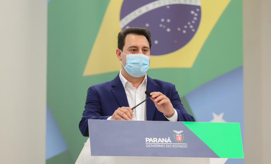 O governador Carlos Massa Ratinho Junior sanciona nesta segunda-feira (4) a lei que institui o homeschooling. O texto aprovado pela Assembleia Legislativa regulamenta o ensino domiciliar, sob o encargo dos pais ou responsáveis, com supervisão e avaliação periódica da aprendizagem por órgãos de ensino. A prática não é obrigatória. Os pais poderão optar entre o ensino escolar tradicional ou o domiciliar.    - 04/10/2021 - Foto: Geraldo Bubniak/AEN