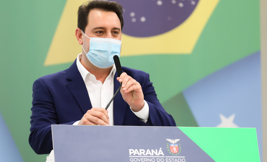 O governador Carlos Massa Ratinho Junior sanciona nesta segunda-feira (4) a lei que institui o homeschooling. O texto aprovado pela Assembleia Legislativa regulamenta o ensino domiciliar, sob o encargo dos pais ou responsáveis, com supervisão e avaliação periódica da aprendizagem por órgãos de ensino. A prática não é obrigatória. Os pais poderão optar entre o ensino escolar tradicional ou o domiciliar.    - 04/10/2021 - Foto: Geraldo Bubniak/AEN