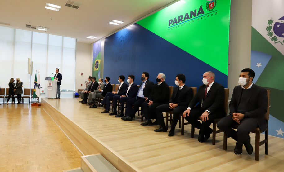 O governador Carlos Massa Ratinho Junior sanciona nesta segunda-feira (4) a lei que institui o homeschooling. O texto aprovado pela Assembleia Legislativa regulamenta o ensino domiciliar, sob o encargo dos pais ou responsáveis, com supervisão e avaliação periódica da aprendizagem por órgãos de ensino. A prática não é obrigatória. Os pais poderão optar entre o ensino escolar tradicional ou o domiciliar.    - 04/10/2021 - Foto: Geraldo Bubniak/AEN