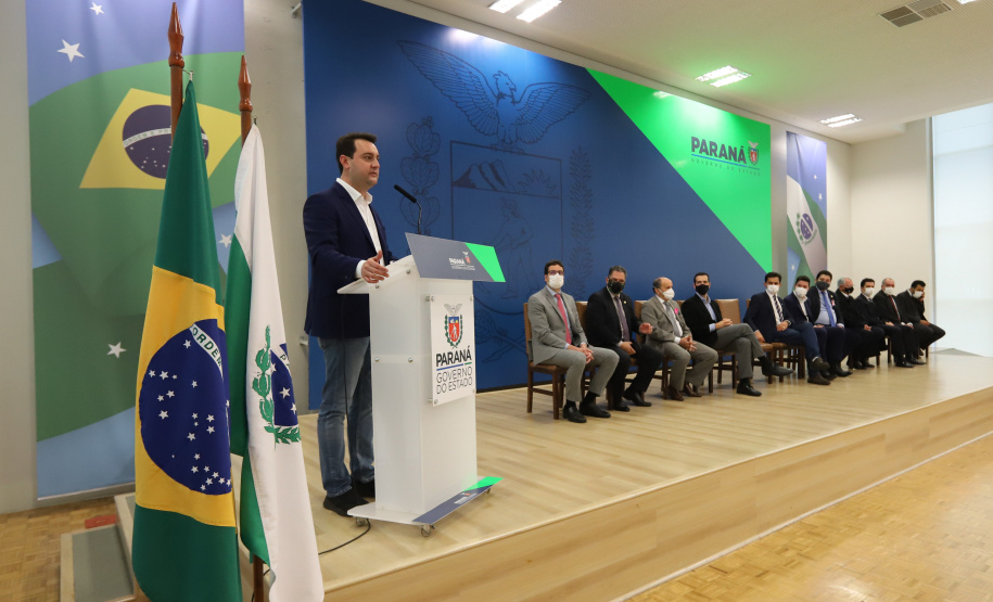 O governador Carlos Massa Ratinho Junior sanciona nesta segunda-feira (4) a lei que institui o homeschooling. O texto aprovado pela Assembleia Legislativa regulamenta o ensino domiciliar, sob o encargo dos pais ou responsáveis, com supervisão e avaliação periódica da aprendizagem por órgãos de ensino. A prática não é obrigatória. Os pais poderão optar entre o ensino escolar tradicional ou o domiciliar.    - 04/10/2021 - Foto: Geraldo Bubniak/AEN