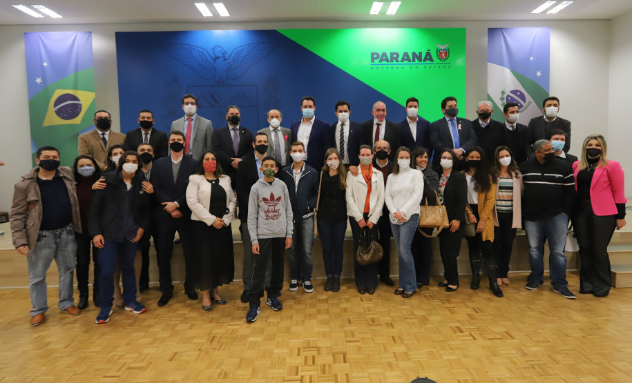 O governador Carlos Massa Ratinho Junior sanciona nesta segunda-feira (4) a lei que institui o homeschooling. O texto aprovado pela Assembleia Legislativa regulamenta o ensino domiciliar, sob o encargo dos pais ou responsáveis, com supervisão e avaliação periódica da aprendizagem por órgãos de ensino. A prática não é obrigatória. Os pais poderão optar entre o ensino escolar tradicional ou o domiciliar.    - 04/10/2021 - Foto: Geraldo Bubniak/AEN