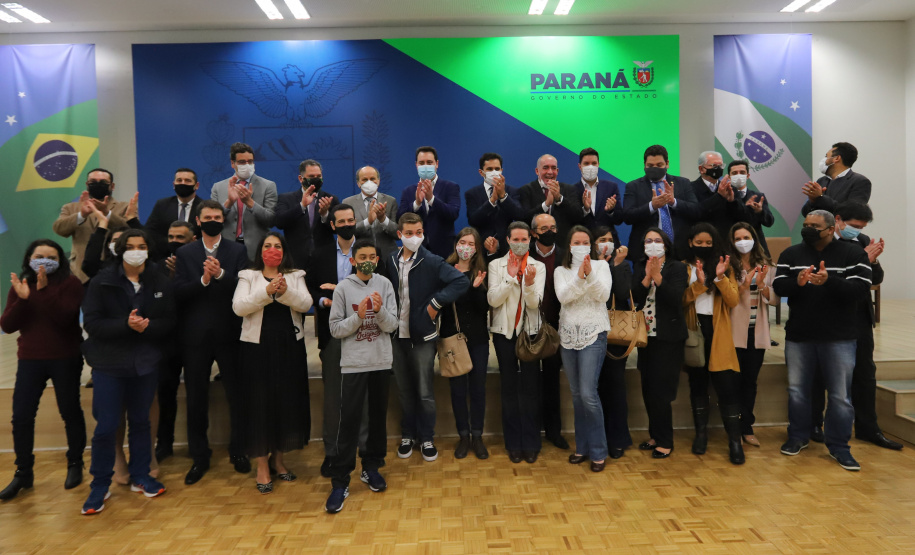 O governador Carlos Massa Ratinho Junior sanciona nesta segunda-feira (4) a lei que institui o homeschooling. O texto aprovado pela Assembleia Legislativa regulamenta o ensino domiciliar, sob o encargo dos pais ou responsáveis, com supervisão e avaliação periódica da aprendizagem por órgãos de ensino. A prática não é obrigatória. Os pais poderão optar entre o ensino escolar tradicional ou o domiciliar.    - 04/10/2021 - Foto: Geraldo Bubniak/AEN