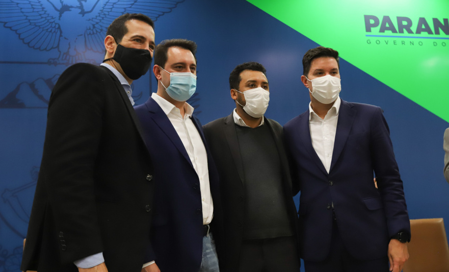 O governador Carlos Massa Ratinho Junior sanciona nesta segunda-feira (4) a lei que institui o homeschooling. O texto aprovado pela Assembleia Legislativa regulamenta o ensino domiciliar, sob o encargo dos pais ou responsáveis, com supervisão e avaliação periódica da aprendizagem por órgãos de ensino. A prática não é obrigatória. Os pais poderão optar entre o ensino escolar tradicional ou o domiciliar.    - 04/10/2021 - Foto: Geraldo Bubniak/AEN