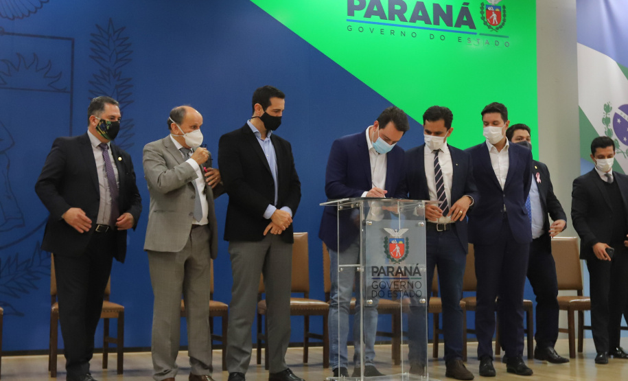 O governador Carlos Massa Ratinho Junior sanciona nesta segunda-feira (4) a lei que institui o homeschooling. O texto aprovado pela Assembleia Legislativa regulamenta o ensino domiciliar, sob o encargo dos pais ou responsáveis, com supervisão e avaliação periódica da aprendizagem por órgãos de ensino. A prática não é obrigatória. Os pais poderão optar entre o ensino escolar tradicional ou o domiciliar.    - 04/10/2021 - Foto: Geraldo Bubniak/AEN