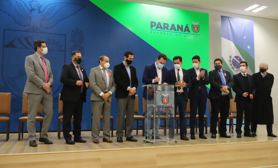 O governador Carlos Massa Ratinho Junior sanciona nesta segunda-feira (4) a lei que institui o homeschooling. O texto aprovado pela Assembleia Legislativa regulamenta o ensino domiciliar, sob o encargo dos pais ou responsáveis, com supervisão e avaliação periódica da aprendizagem por órgãos de ensino. A prática não é obrigatória. Os pais poderão optar entre o ensino escolar tradicional ou o domiciliar.    - 04/10/2021 - Foto: Geraldo Bubniak/AEN