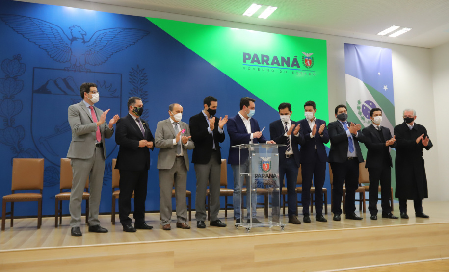 O governador Carlos Massa Ratinho Junior sanciona nesta segunda-feira (4) a lei que institui o homeschooling. O texto aprovado pela Assembleia Legislativa regulamenta o ensino domiciliar, sob o encargo dos pais ou responsáveis, com supervisão e avaliação periódica da aprendizagem por órgãos de ensino. A prática não é obrigatória. Os pais poderão optar entre o ensino escolar tradicional ou o domiciliar.    - 04/10/2021 - Foto: Geraldo Bubniak/AEN