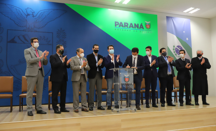 O governador Carlos Massa Ratinho Junior sanciona nesta segunda-feira (4) a lei que institui o homeschooling. O texto aprovado pela Assembleia Legislativa regulamenta o ensino domiciliar, sob o encargo dos pais ou responsáveis, com supervisão e avaliação periódica da aprendizagem por órgãos de ensino. A prática não é obrigatória. Os pais poderão optar entre o ensino escolar tradicional ou o domiciliar.    - 04/10/2021 - Foto: Geraldo Bubniak/AEN