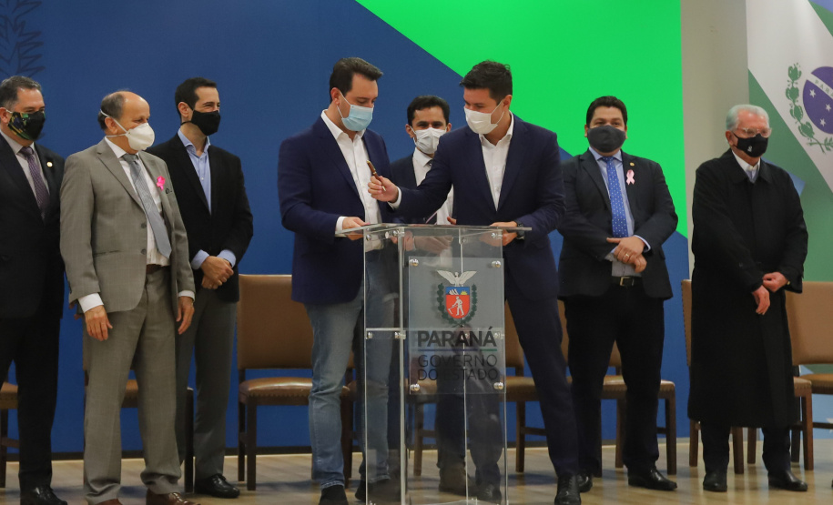 O governador Carlos Massa Ratinho Junior sanciona nesta segunda-feira (4) a lei que institui o homeschooling. O texto aprovado pela Assembleia Legislativa regulamenta o ensino domiciliar, sob o encargo dos pais ou responsáveis, com supervisão e avaliação periódica da aprendizagem por órgãos de ensino. A prática não é obrigatória. Os pais poderão optar entre o ensino escolar tradicional ou o domiciliar.    - 04/10/2021 - Foto: Geraldo Bubniak/AEN