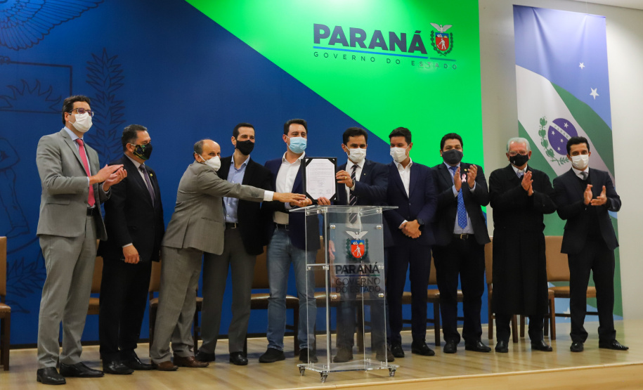 O governador Carlos Massa Ratinho Junior sanciona nesta segunda-feira (4) a lei que institui o homeschooling. O texto aprovado pela Assembleia Legislativa regulamenta o ensino domiciliar, sob o encargo dos pais ou responsáveis, com supervisão e avaliação periódica da aprendizagem por órgãos de ensino. A prática não é obrigatória. Os pais poderão optar entre o ensino escolar tradicional ou o domiciliar.    - 04/10/2021 - Foto: Geraldo Bubniak/AEN