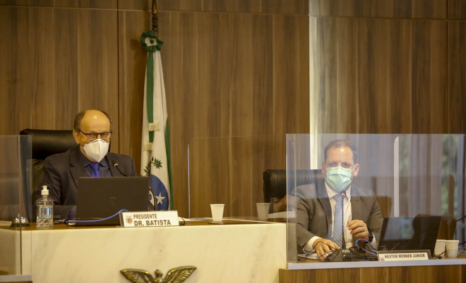 Secretário da Saúde,  Beto Preto, apresenta relatório com números da pandemia, durante audiência na Assembleia Legislativa. Na foto, o diretor geral da SESA, Nestor Werner Junior  -  Curitiba, 05/10/2021  -  Foto Gilson Abreu/AEN