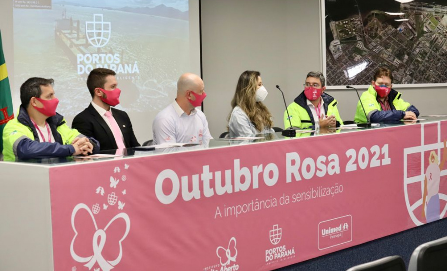 Nesta terça-feira (5), a presidente do Conselho de Ação Solidária do Paraná, a primeira-dama Luciana Saito Massa, visitou a sede administrativa da Portos do Paraná para conhecer as ações que a empresa pública preparou para o Outubro Rosa. No evento de promoção à saúde feminina e ao autocuidado, ela foi recepcionada pela diretoria e por portuárias de todas as idades, representando as diversas áreas da administração dos portos paranaenses. Foto: Claudio Neves/AEN