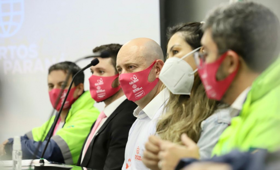 Nesta terça-feira (5), a presidente do Conselho de Ação Solidária do Paraná, a primeira-dama Luciana Saito Massa, visitou a sede administrativa da Portos do Paraná para conhecer as ações que a empresa pública preparou para o Outubro Rosa. No evento de promoção à saúde feminina e ao autocuidado, ela foi recepcionada pela diretoria e por portuárias de todas as idades, representando as diversas áreas da administração dos portos paranaenses. Foto: Claudio Neves/AEN