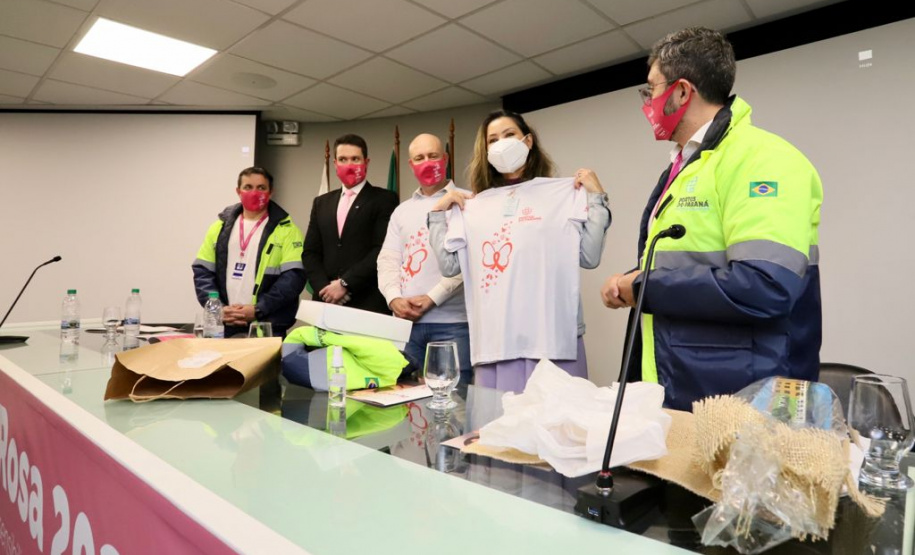 Nesta terça-feira (5), a presidente do Conselho de Ação Solidária do Paraná, a primeira-dama Luciana Saito Massa, visitou a sede administrativa da Portos do Paraná para conhecer as ações que a empresa pública preparou para o Outubro Rosa. No evento de promoção à saúde feminina e ao autocuidado, ela foi recepcionada pela diretoria e por portuárias de todas as idades, representando as diversas áreas da administração dos portos paranaenses. Foto: Claudio Neves/AEN