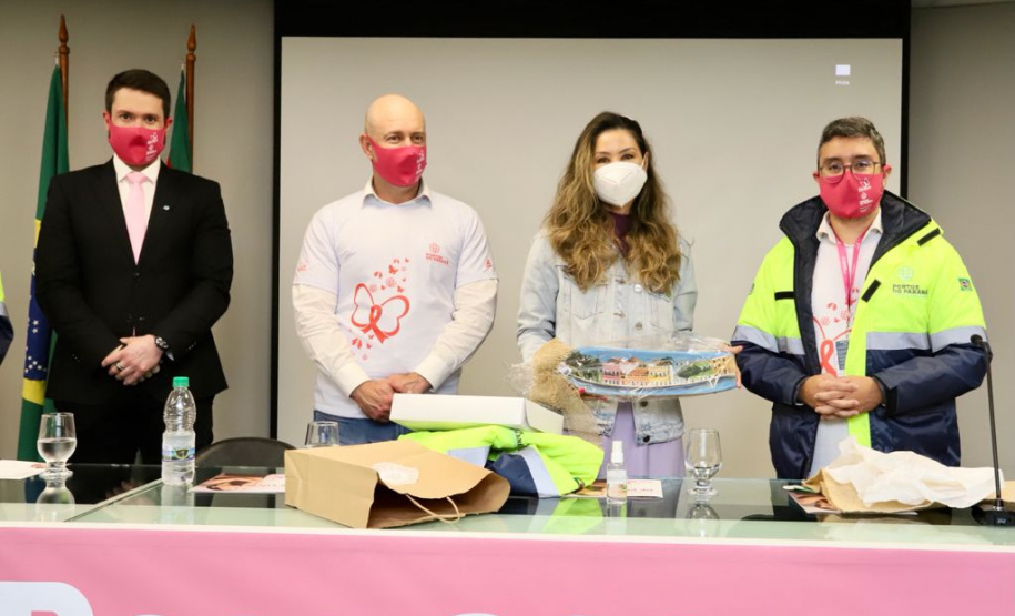Nesta terça-feira (5), a presidente do Conselho de Ação Solidária do Paraná, a primeira-dama Luciana Saito Massa, visitou a sede administrativa da Portos do Paraná para conhecer as ações que a empresa pública preparou para o Outubro Rosa. No evento de promoção à saúde feminina e ao autocuidado, ela foi recepcionada pela diretoria e por portuárias de todas as idades, representando as diversas áreas da administração dos portos paranaenses. Foto: Claudio Neves/AEN