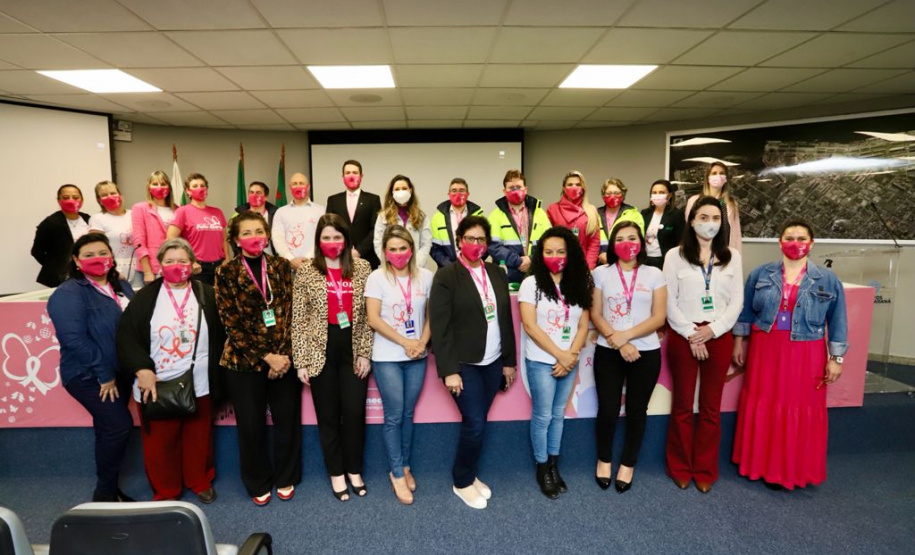 Nesta terça-feira (5), a presidente do Conselho de Ação Solidária do Paraná, a primeira-dama Luciana Saito Massa, visitou a sede administrativa da Portos do Paraná para conhecer as ações que a empresa pública preparou para o Outubro Rosa. No evento de promoção à saúde feminina e ao autocuidado, ela foi recepcionada pela diretoria e por portuárias de todas as idades, representando as diversas áreas da administração dos portos paranaenses. Foto: Claudio Neves/AEN