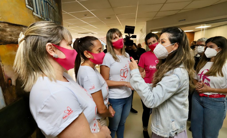 Nesta terça-feira (5), a presidente do Conselho de Ação Solidária do Paraná, a primeira-dama Luciana Saito Massa, visitou a sede administrativa da Portos do Paraná para conhecer as ações que a empresa pública preparou para o Outubro Rosa. No evento de promoção à saúde feminina e ao autocuidado, ela foi recepcionada pela diretoria e por portuárias de todas as idades, representando as diversas áreas da administração dos portos paranaenses. Foto: Claudio Neves/AEN