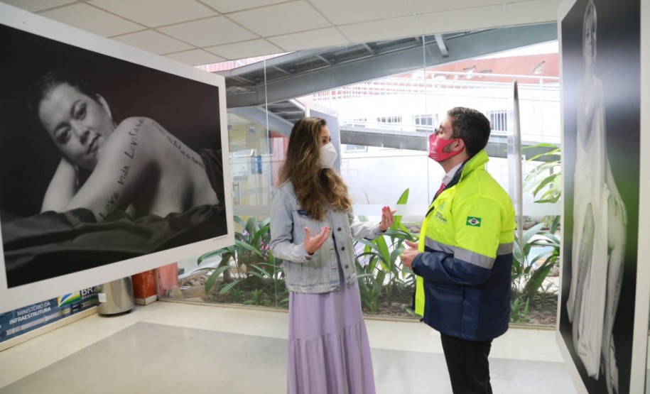 Porto apresenta ações do Outubro Rosa à presidente do Conselho de Ação Solidária do Paraná. Foto: Valdelino Pontes