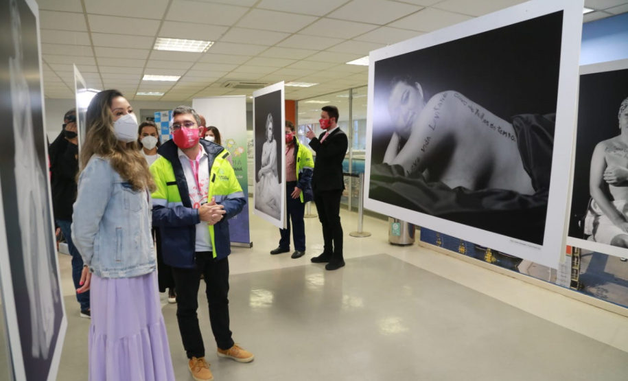 Porto apresenta ações do Outubro Rosa à presidente do Conselho de Ação Solidária do Paraná. Foto: Valdelino Pontes