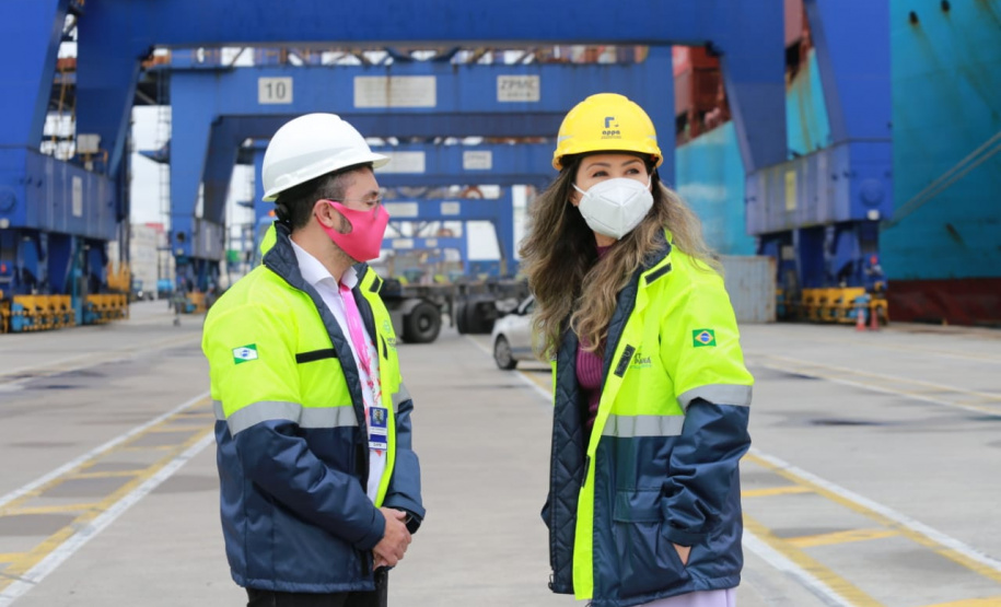 Porto apresenta ações do Outubro Rosa à presidente do Conselho de Ação Solidária do Paraná. Foto: Valdelino Pontes