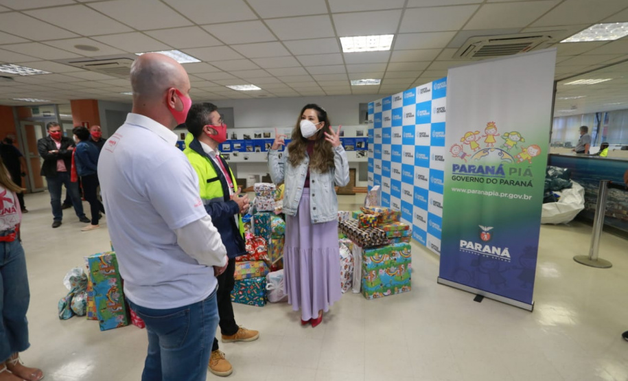 Porto apresenta ações do Outubro Rosa à presidente do Conselho de Ação Solidária do Paraná. Foto: Valdelino Pontes