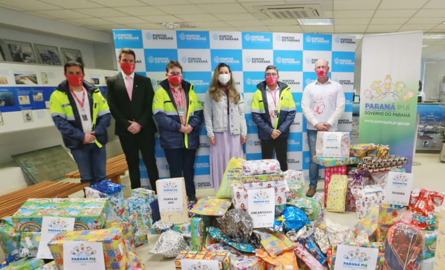Porto apresenta ações do Outubro Rosa à presidente do Conselho de Ação Solidária do Paraná. Foto: Valdelino Pontes