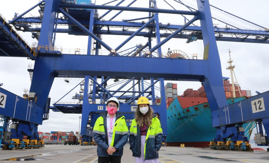 Porto apresenta ações do Outubro Rosa à presidente do Conselho de Ação Solidária do Paraná. Foto: Valdelino Pontes