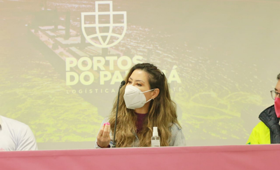 Porto apresenta ações do Outubro Rosa à presidente do Conselho de Ação Solidária do Paraná. Foto: Valdelino Pontes