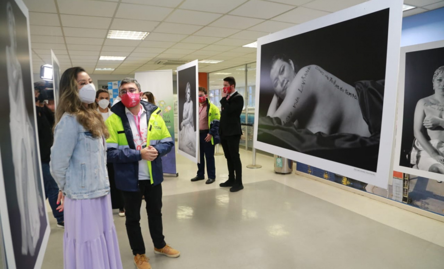 Porto apresenta ações do Outubro Rosa à presidente do Conselho de Ação Solidária do Paraná. Foto: Valdelino Pontes